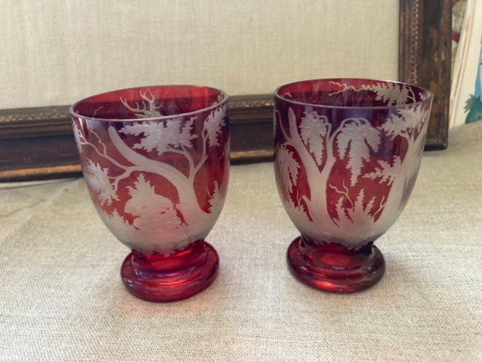 Paire de gobelets à pied en cristal de Bohème rouge