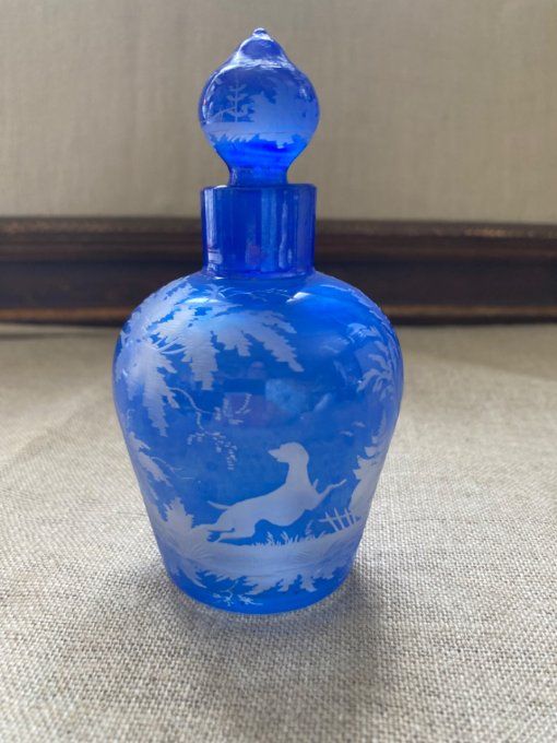 Flacon en verre de Bohème bleu