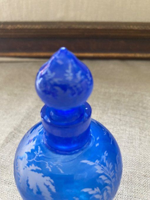 Flacon en verre de Bohème bleu
