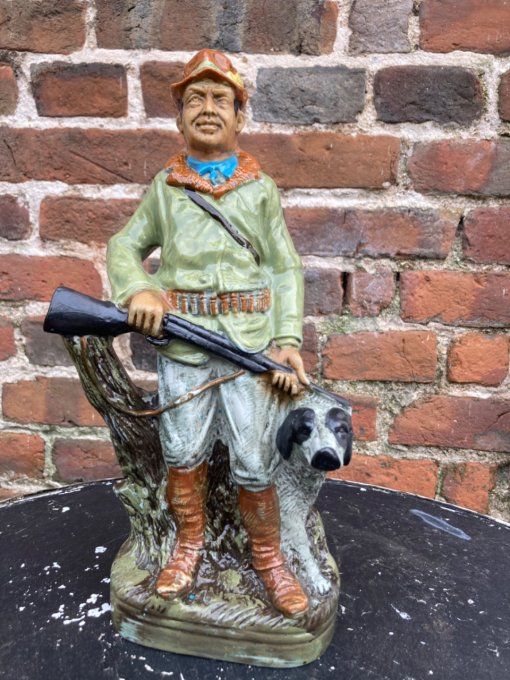 Bouteille chasseur en céramique polychrome