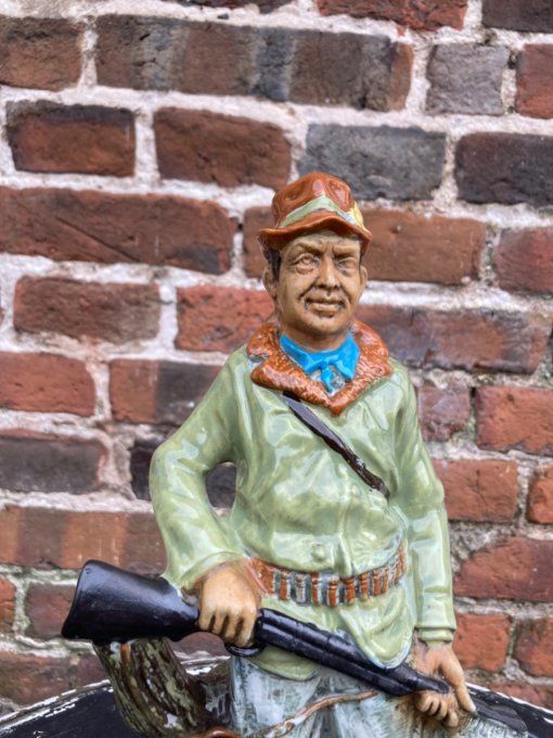 Bouteille chasseur en céramique polychrome