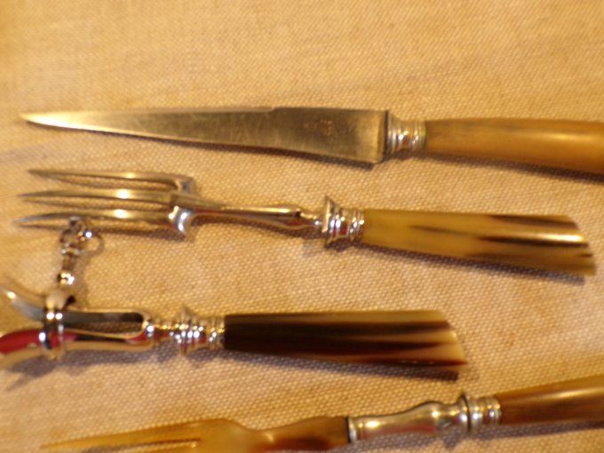 Service en corne : service à salade, service à découper et manche à gigot