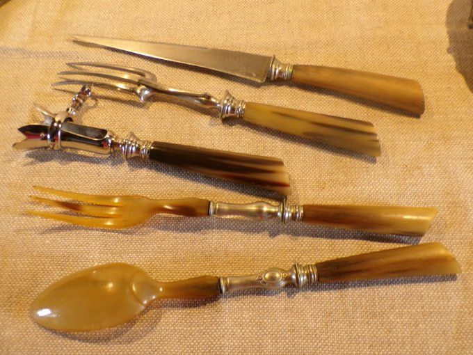 Service en corne : service à salade, service à découper et manche à gigot