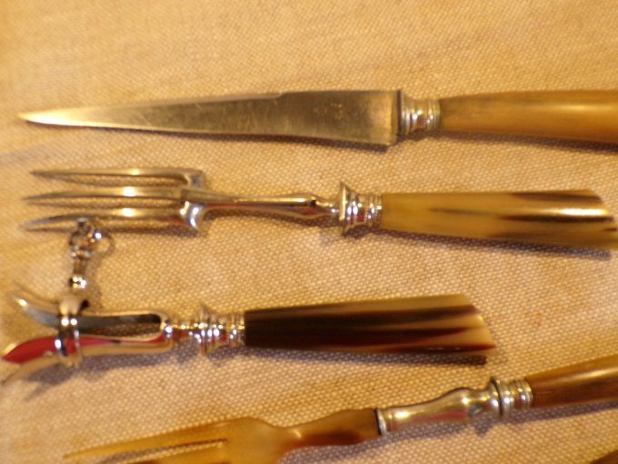 Service en corne : service à salade, service à découper et manche à gigot