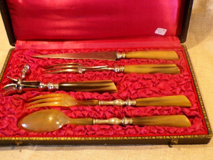 Service en corne : service à salade, service à découper et manche à gigot