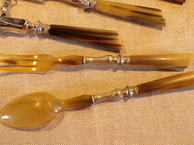 Service en corne : service à salade, service à découper et manche à gigot