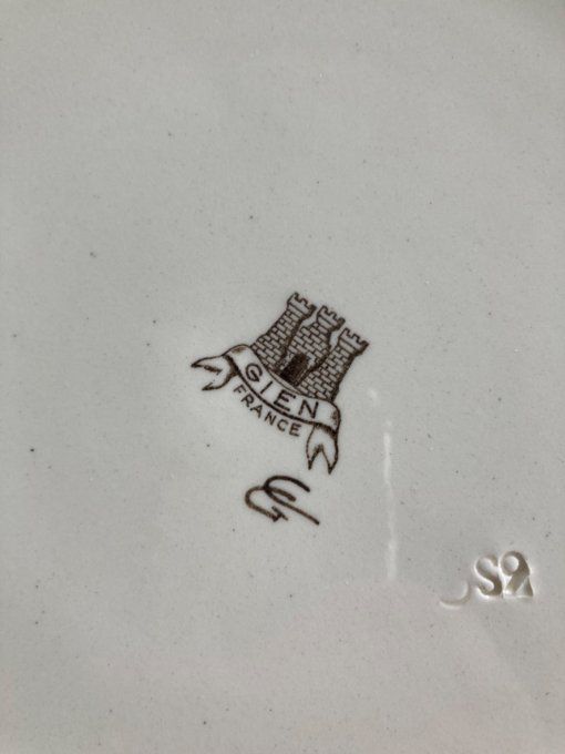 Gien Rambouillet, plat creux à décor d un sanglier
