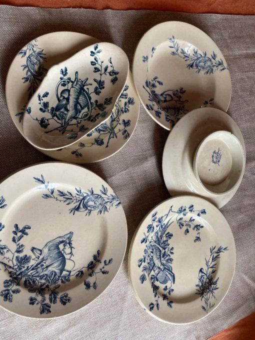 Petit Service Gibier décor Cerf. Faïence de Jules Vieillard Bordeaux.  5 assiettes plates cerf , 2 