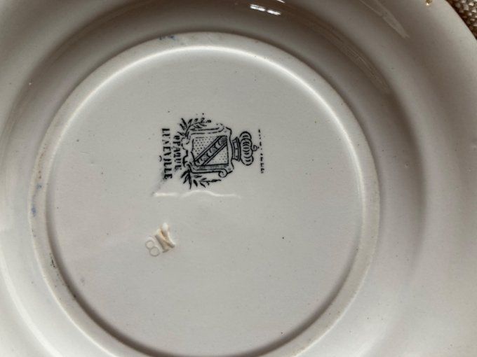 8 assiettes « Les Bons Chasseurs » faïence de Luneville