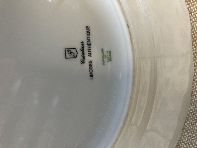 2 assiettes plates à décor de bécasses et perdreaux.