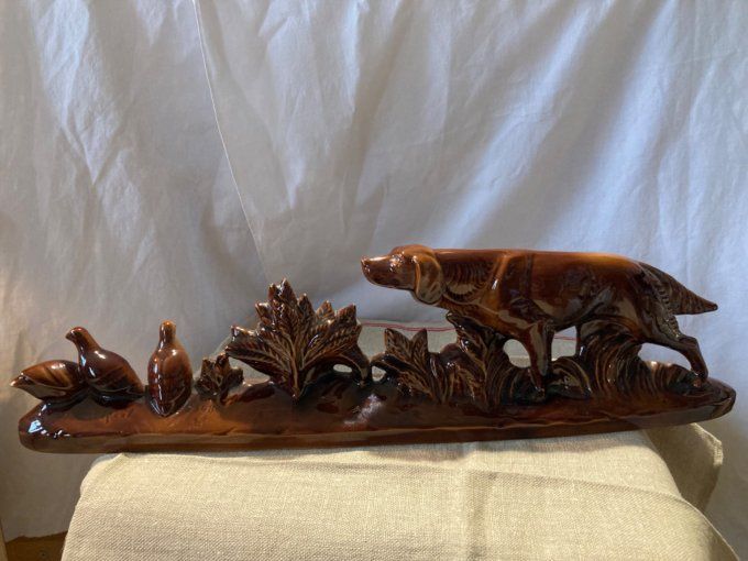 Sujet en céramique émaillée représentant un chien et des perdrix