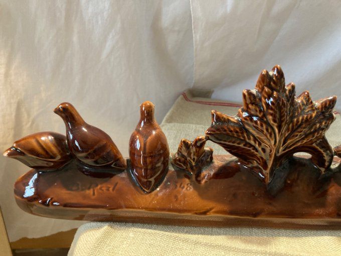 Sujet en céramique émaillée représentant un chien et des perdrix 