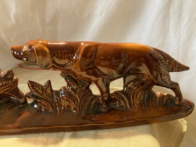 Sujet en céramique émaillée représentant un chien et des perdrix 