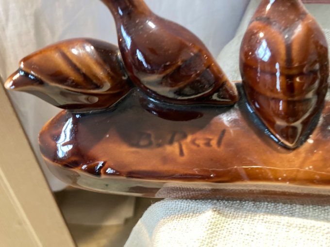 Sujet en céramique émaillée représentant un chien et des perdrix 