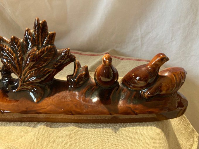 Sujet en céramique émaillée représentant un chien et des perdrix 