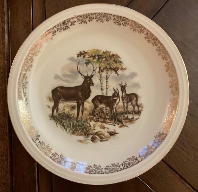 Plat rond creux à décor de cerfs. Haviland