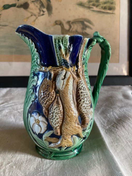 Pichet en barbotine décor trophées de chasse