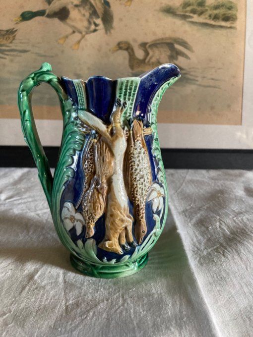 Pichet en barbotine décor trophées de chasse