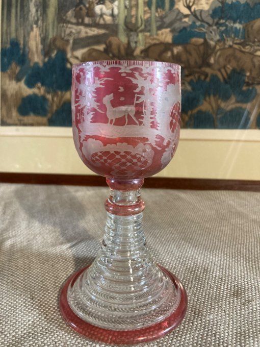 Verre sur pied rose gravé à décor de chasse