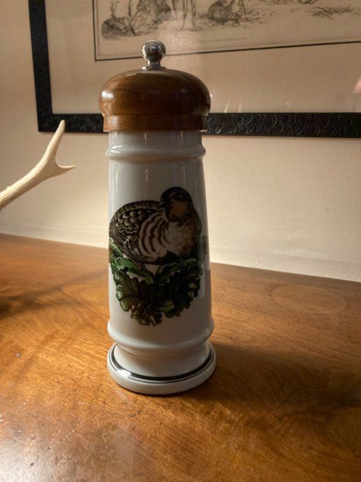 Apilco, porcelaine d Auteui. Poivrier