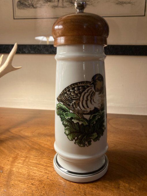 Apilco, porcelaine d Auteui. Poivrier
