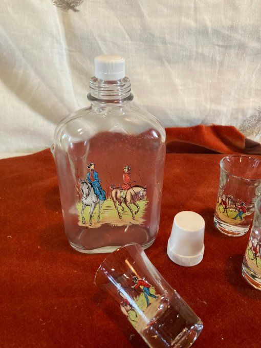 Bouteille et petits verres à liqueur à décor de chasse à courre