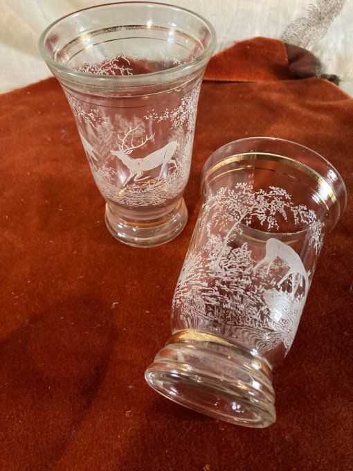 Paire de petits vase à décor de chasse