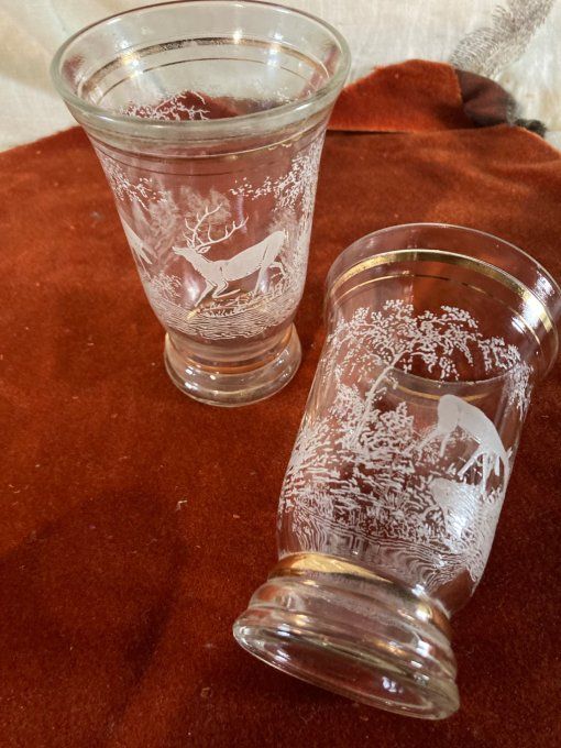 Paire de petits vase à décor de chasse