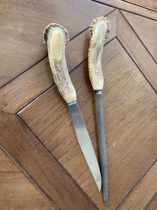 Couteaux et son fusil aiguiser à manche en bois de cerf