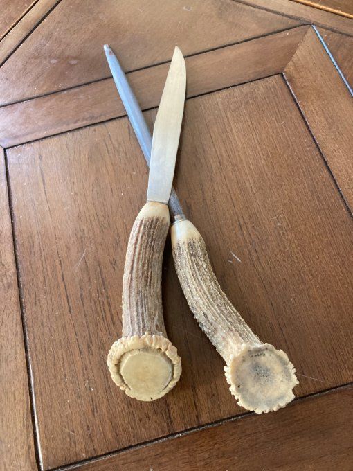 Couteaux et son fusil aiguiser à manche en bois de cerf
