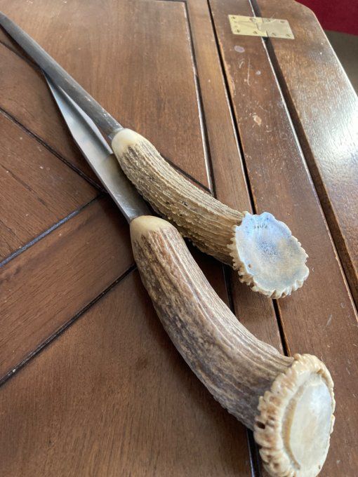 Couteaux et son fusil aiguiser à manche en bois de cerf