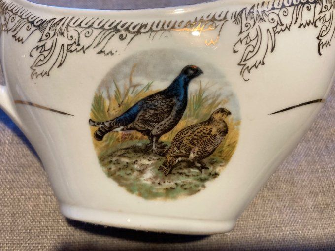 Saucière en porcelaine à décor de faisan et becasses