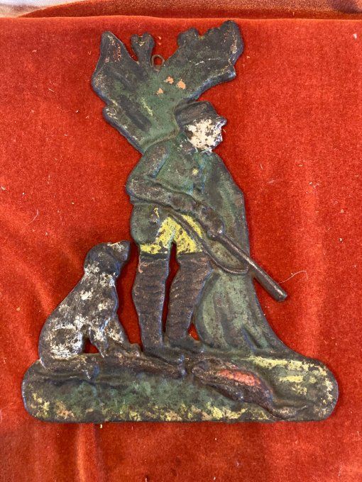 Plaque chasseur et son chien en fonte 