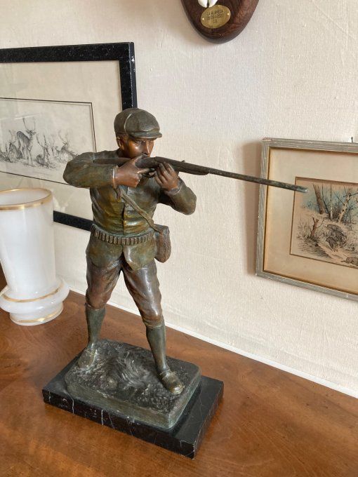 Bronze. Chasseur et son fusil de H Fugere