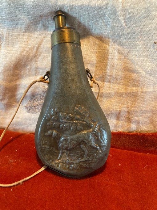 Poire à poudre à décor de chien