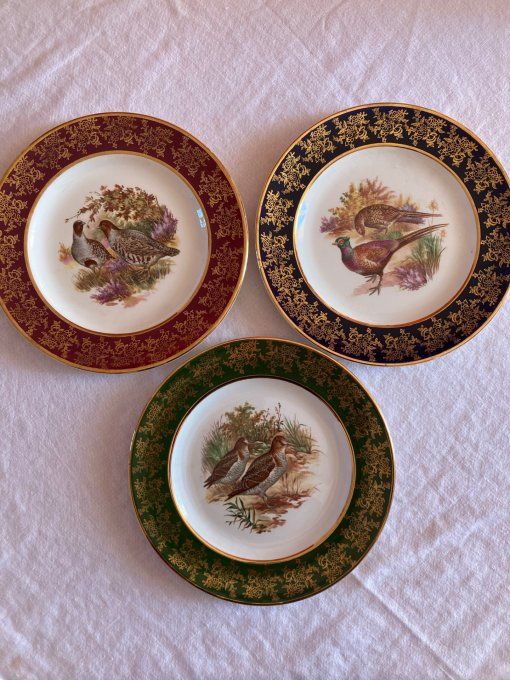 3 assiettes en porcelaine anglaise à décor de becasse, perdreaux et faisans