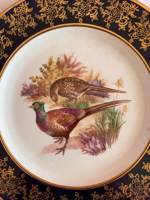 3 assiettes en porcelaine anglaise à décor de becasse, perdreaux et faisans