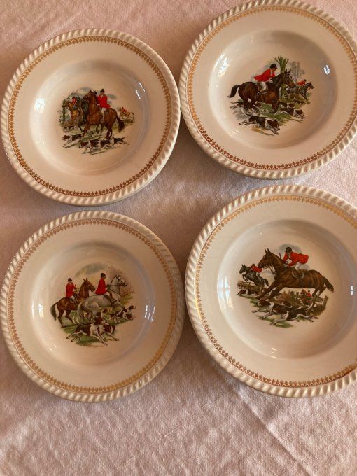 11 assiettes à soupe à décor de scène de chasse