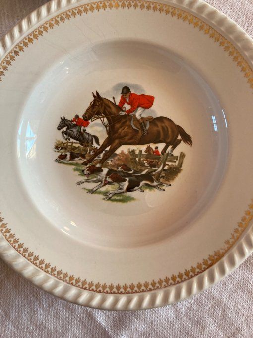 11 assiettes à soupe à décor de scène de chasse