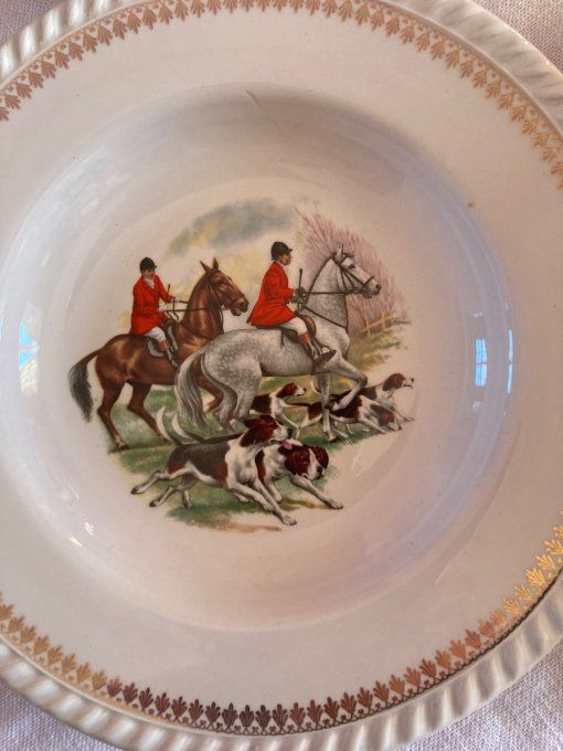 11 assiettes à soupe à décor de scène de chasse