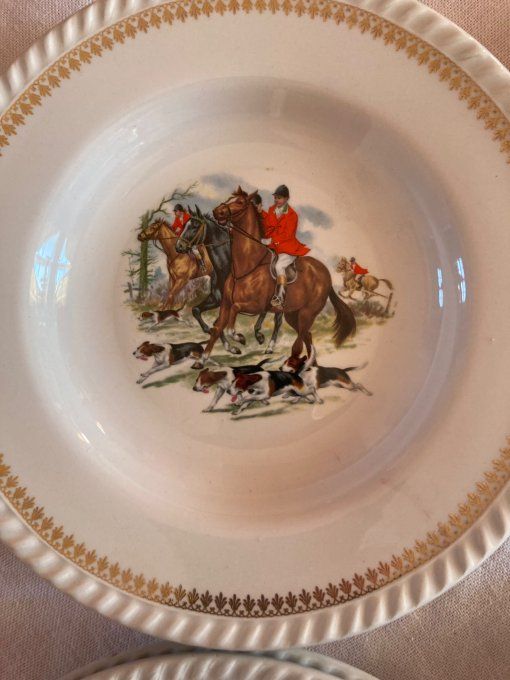 11 assiettes à soupe à décor de scène de chasse