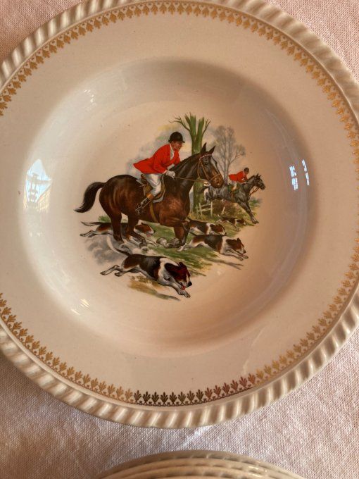 11 assiettes à soupe à décor de scène de chasse