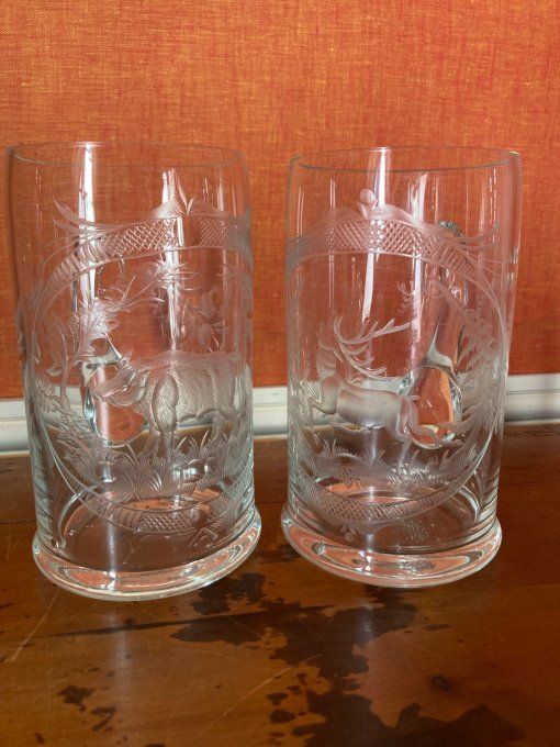 2 chopes en cristal de bohème à décor de sanglier et cerf