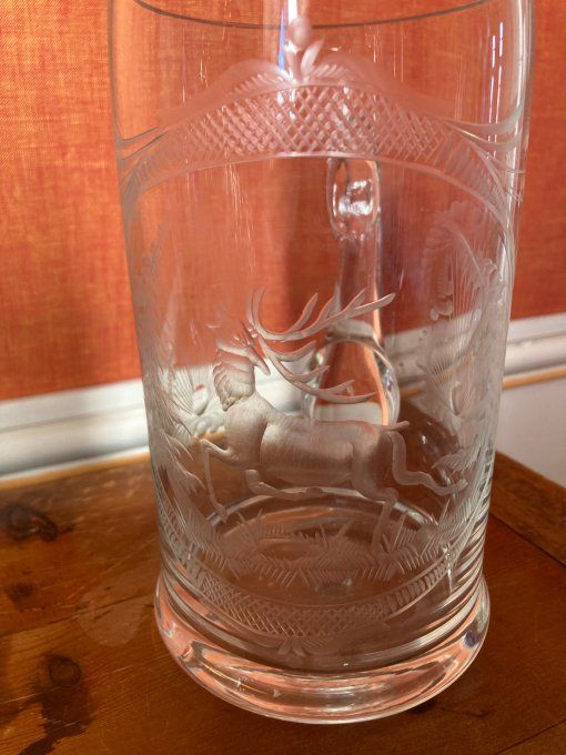 2 chopes en cristal de bohème à décor de sanglier et cerf