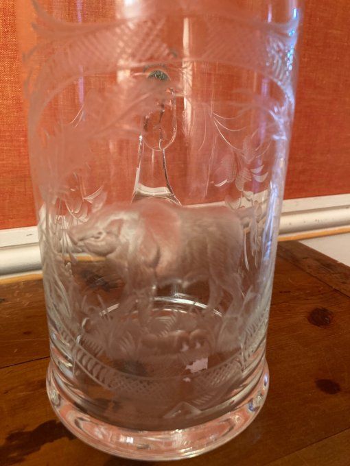 2 chopes en cristal de bohème à décor de sanglier et cerf