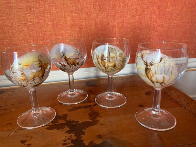4 verres ballon à décor de cerf, biche et chamois