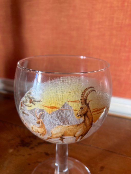 4 verres ballon à décor de cerf, biche et chamois