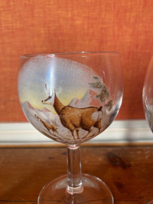 4 verres ballon à décor de cerf, biche et chamois