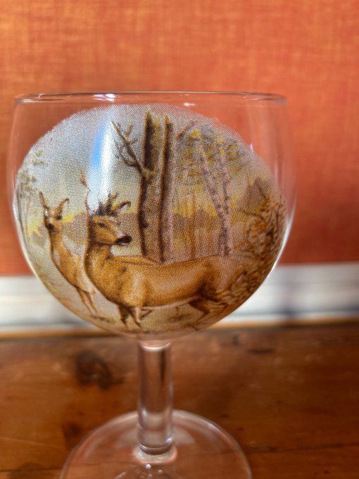 4 verres ballon à décor de cerf, biche et chamois
