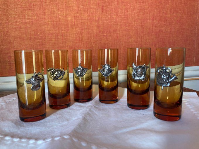 6 petits verres à liqueur à décor de trophée en métal dessus